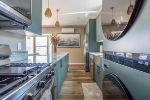 Refrigerador, microondas, horno y parrilla de estufa