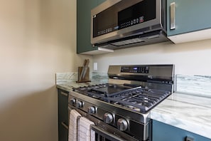 Réfrigérateur, four à micro-ondes, un four, surface de cuisson