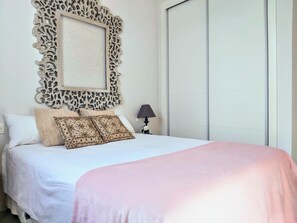 2 soverom, strykejern/-brett, internettilgang og sengetøy