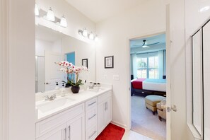 3 bedrooms, desk, iron/ironing board, internet