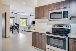 Frigorífico, microondas, horno y placa de cocina