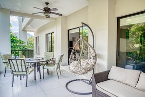 Outdoor dining - Cool, modern condo with on-site pool & balcony (Jaco)