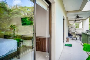 2 bedrooms, WiFi, bed sheets - Cool, modern condo with on-site pool & balcony (Jaco)