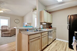 Frigorifero, microonde, forno, piano cottura