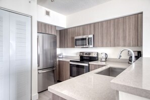 Refrigerador, microondas, horno, lavavajillas