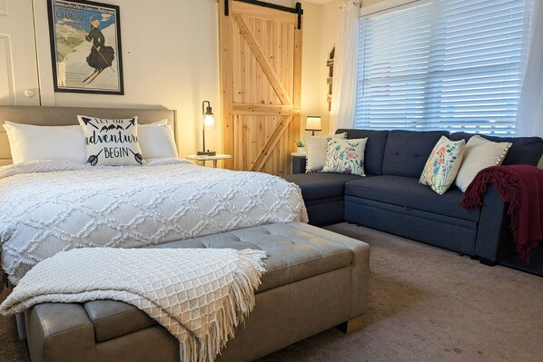 Tabla de planchar con plancha, wifi, ropa de cama