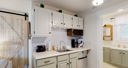 Condo in the heart of town near skiing - less than a mile to Okemo Mountain