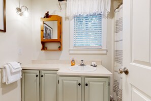 Hair dryer, towels - Condo in the heart of town near skiing - less than a mile to Okemo Mountain (Ludlow)