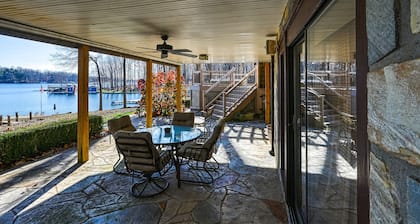 Lakefront retreat with a dock, waterfront kitchenette, firepit & hot tub