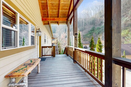 Mountainside condo with private balcony, washer/dryer, shared pool, sauna, & gym