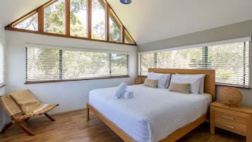 5 bedrooms, iron/ironing board, Internet