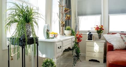 Comfy Escape with Lake Chapin views!