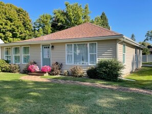 Exterior - Comfy Escape with Lake Chapin views! (Berrien Springs)