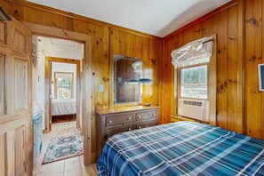 2 bedrooms, iron/ironing board, free Internet, bed sheets