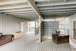 Terrace/patio - Dog-friendly condo with ocean views, large deck, washer/dryer & central AC (Murrells Inlet)