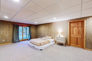 4 عدّة غرف نوم ومكواة/لوح كي وخدمة الإنترنت وملاءات أسرّة