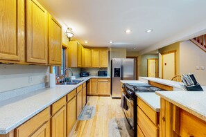 ثلاجة، ميكروويف، فرن، موقد طهي مسطح