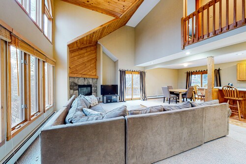 Exquisite home with fireplace, balcony, fast WiFi, jetted tub & washer/dryer