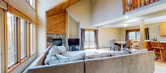 Exquisite home with fireplace, balcony, fast WiFi, jetted tub & washer/dryer