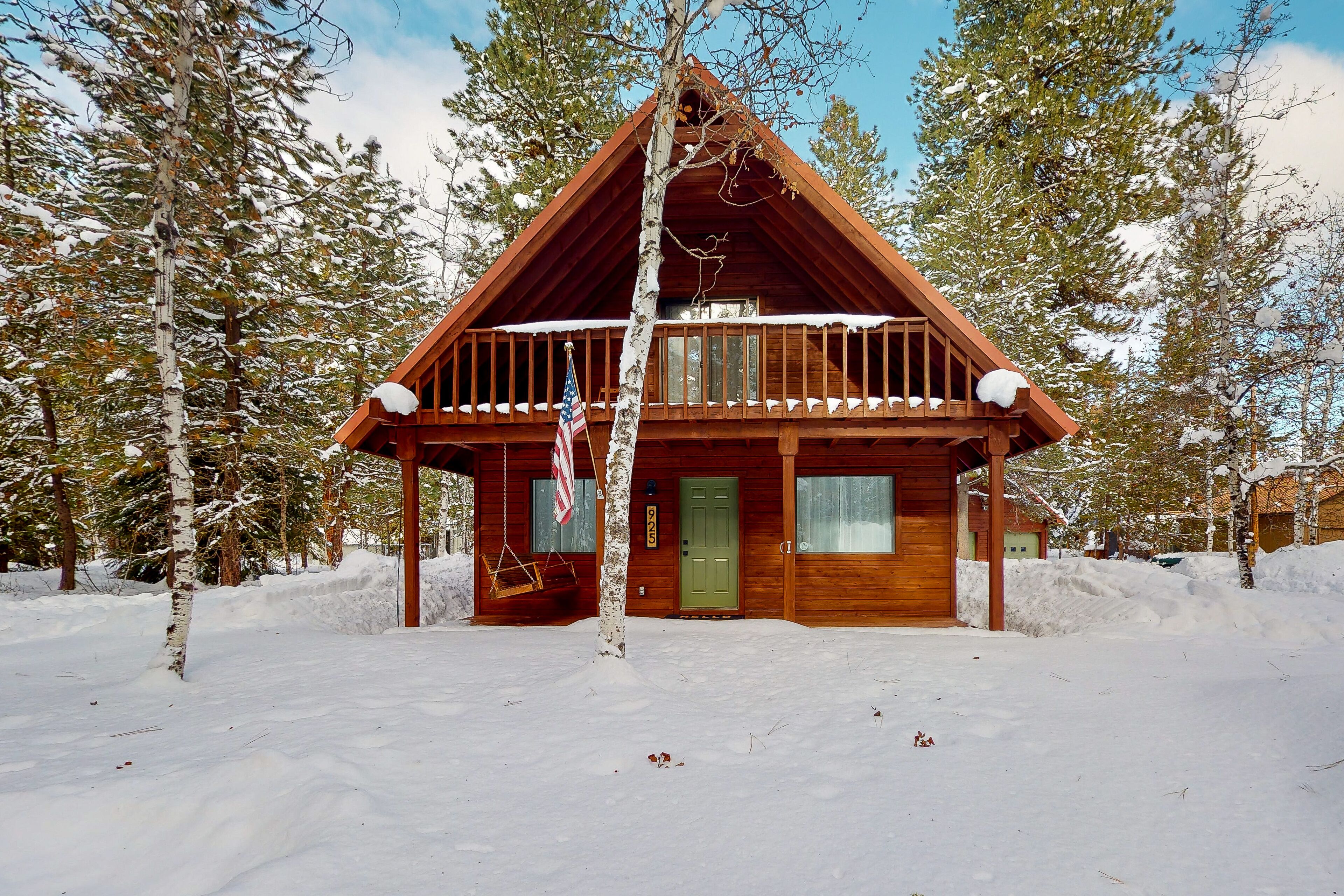 Fantastic dog-friendly cabin near public beach with W/D, nature views & balcony