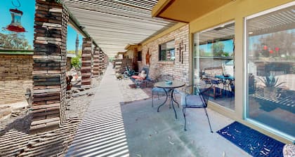 Wonderful condo with pool, fireplace, W/D, & grill - golf nearby