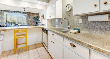 Calming condo with pool, fireplace, fast WiFi & W/D - golf nearby