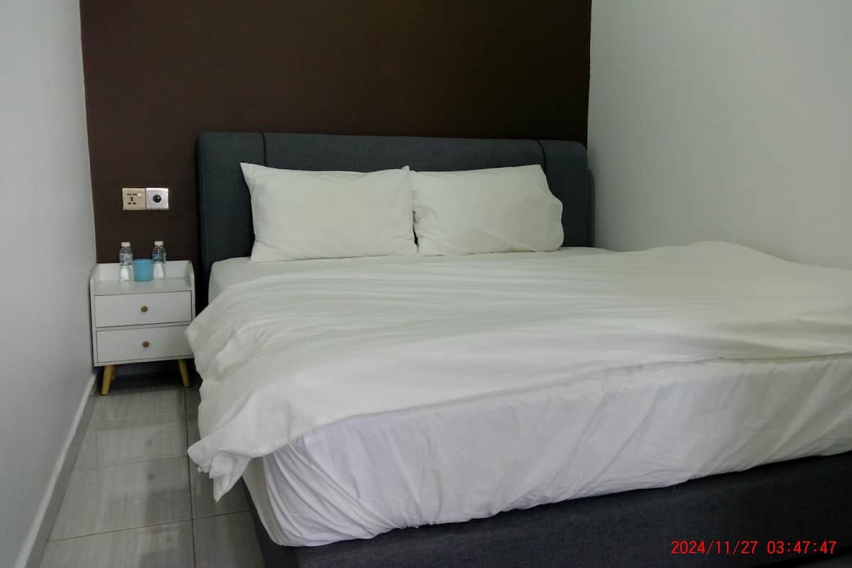 Habitación doble Deluxe | Tabla de planchar con plancha, wifi gratis y ropa de cama