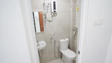 Bañera y ducha independientes, bidé y toallas