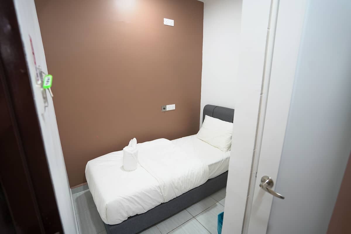 Habitación individual básica | Tabla de planchar con plancha, wifi gratis y ropa de cama