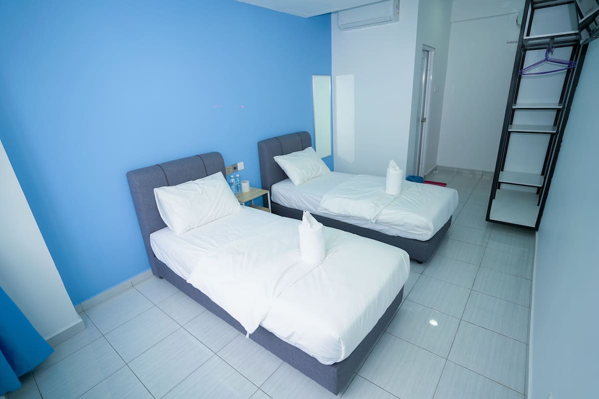 Habitación estándar con 2 camas individuales | Tabla de planchar con plancha, wifi gratis y ropa de cama