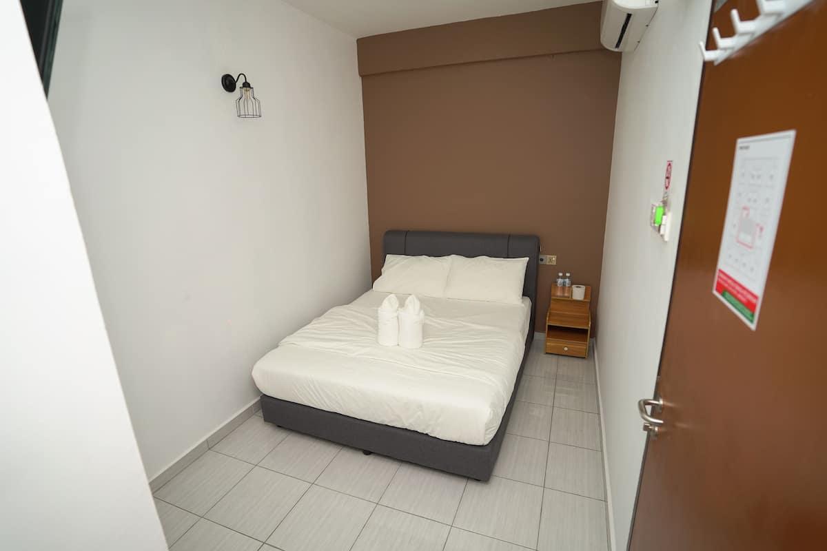 Habitación doble estándar | Tabla de planchar con plancha, wifi gratis y ropa de cama