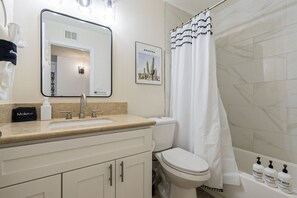 Bruser, hårtørrer, håndklæder, Sæbe