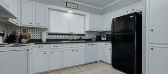 The Retreat-Spacious King Beds-Garage Parking-7 Beds-Cornhole Games
