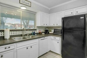 Fridge, microwave, oven, stovetop - The Retreat-Spacious King Beds-Garage Parking-7 Beds-Cornhole Games (Corpus Christi)