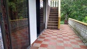 Un espacio al aire libre con diseño de cuadros y una escalera que sube a un nivel superior.