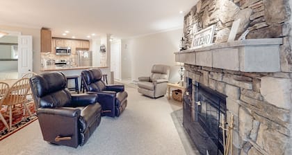 Mountain-view condo with skiing nearby, pool, and balcony - snowbird-friendly