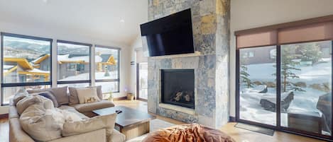 Fernseher, Kamin, Videospiele, Tischtennisplatte