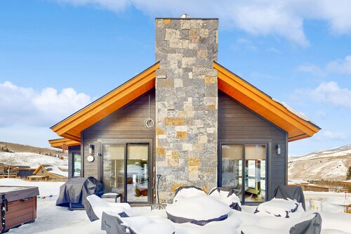 Luxury home with radiant heated floors & private Bullfrog hot tub