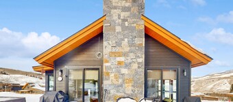 Luxury home with radiant heated floors & private Bullfrog hot tub