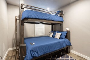 2 habitaciones, escritorio, tabla de planchar con plancha y wifi gratis 