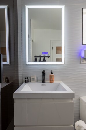 Secadora de cabello, toallas, jabón, shampoo 