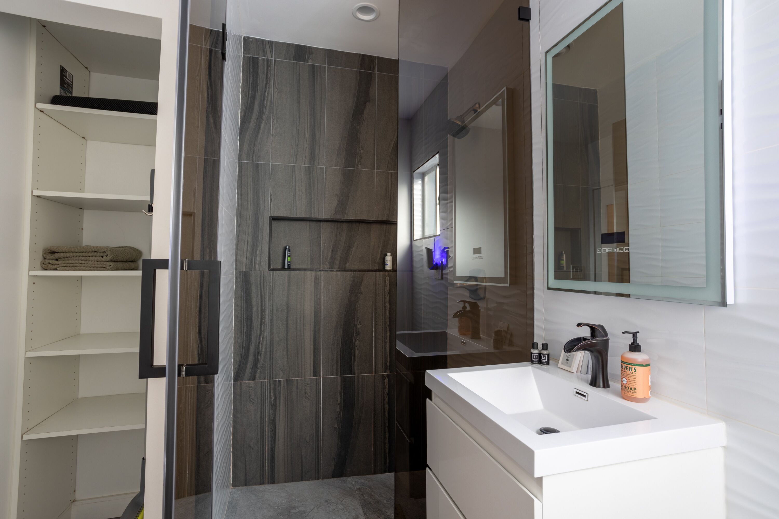 Hårføner, håndklær, såpe og sjampo