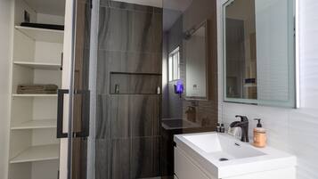 Hårføner, håndklær, såpe og sjampo