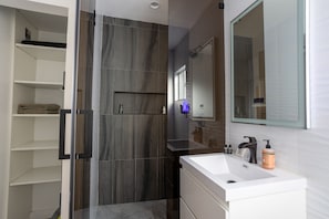 吹风机、毛巾、肥皂、洗发水