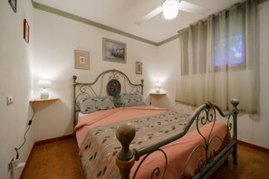 1 habitación y tabla de planchar con plancha