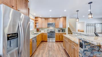 Een koelkast, een microgolfoven, een oven, een kookplaat