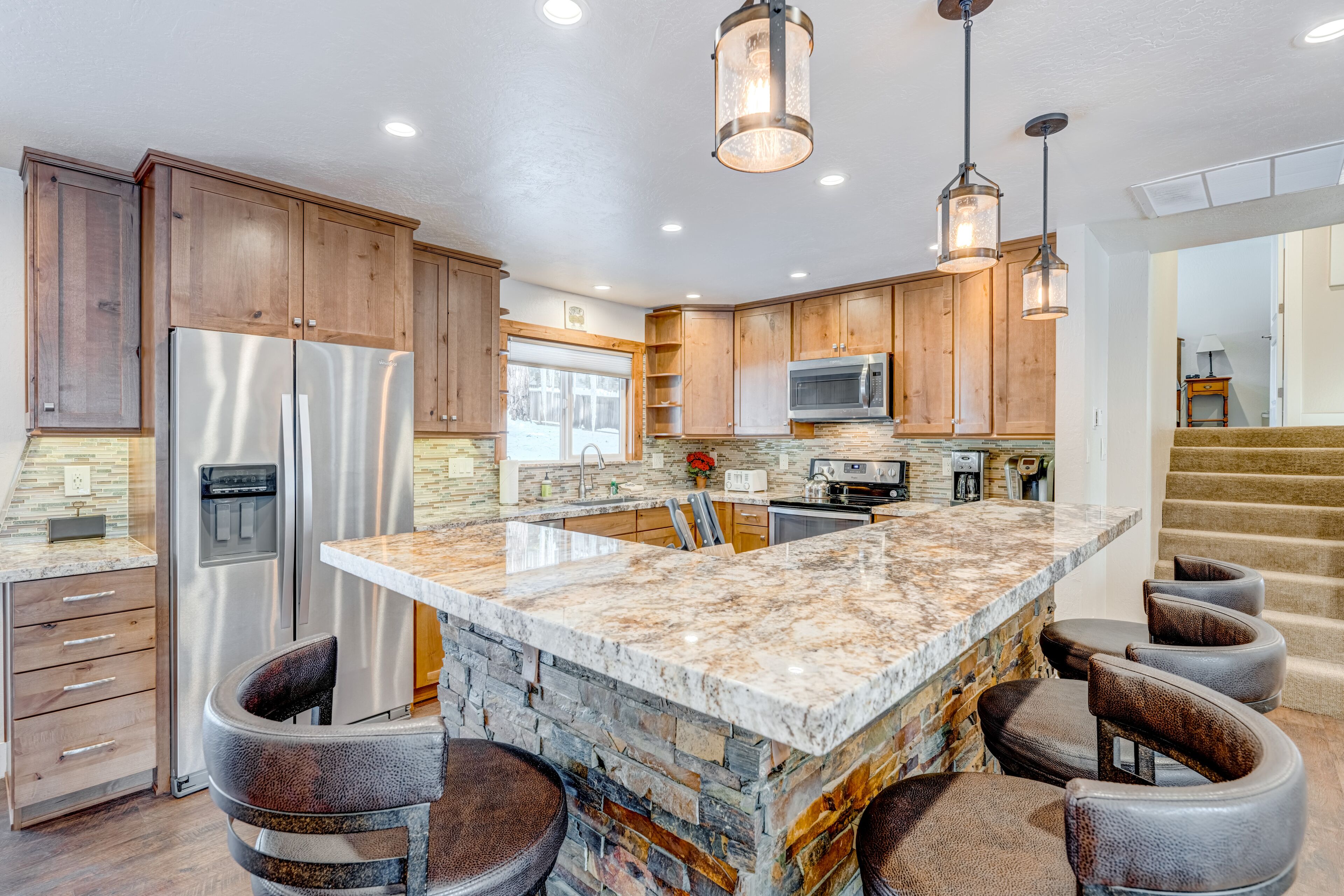 Kylskåp, mikrovågsugn, ugn och spishäll