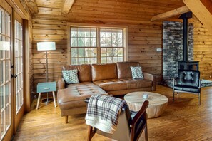 TV, fireplace, books, streaming services - Beautiful cabin with near shoreline with firepit, lovely deck, fireplace & W/D (Penn Yan)