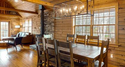 Beautiful cabin with near shoreline with firepit, lovely deck, fireplace & W/D