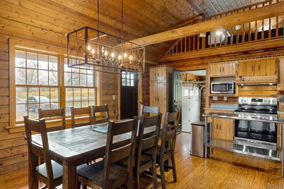 Beautiful cabin with near shoreline with firepit, lovely deck, fireplace & W/D